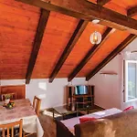 Six-bedroom In Sipan 펜션 수두라드