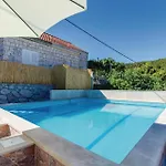 Six-bedroom In Sipan *