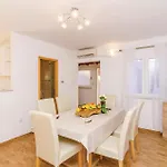 Six-bedroom In Sipan 펜션 수두라드