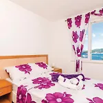 Six-Bedroom Holiday Home In Sipan Sudurad