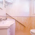 Six-Bedroom Holiday Home In Sipan * Sudurad