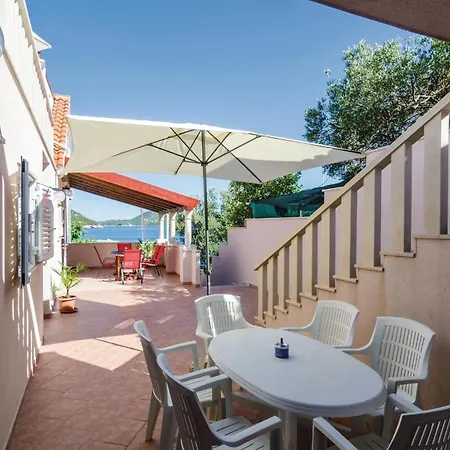 Six-bedroom In Sipan بيت للعطل *