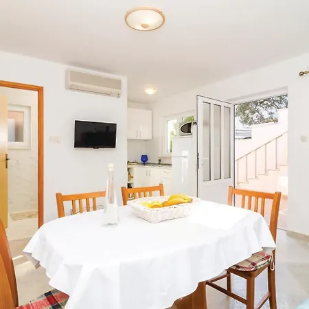 Six-bedroom In Sipan Dom wakacyjny