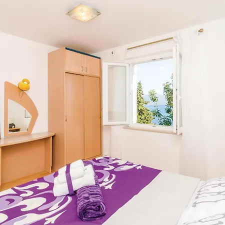 Six-bedroom In Sipan 펜션 수두라드