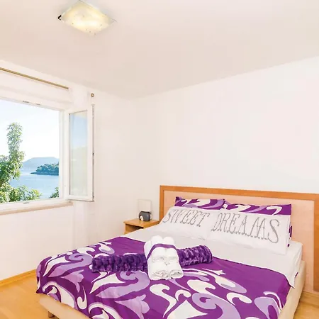 Six-bedroom In Sipan *