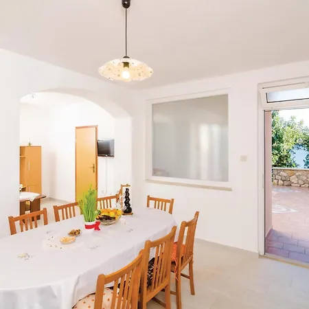 Six-bedroom In Sipan Dom wakacyjny Sudurad