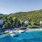 Six-Bedroom Holiday Home In Sipan Holiday home Sudurad