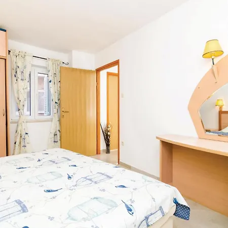 Six-Bedroom Holiday Home In Sipan *