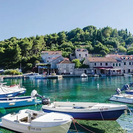 Six-bedroom In Sipan * 수두라드