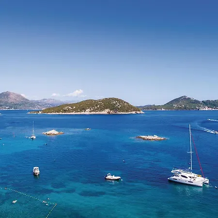 Six-bedroom In Sipan 펜션 *