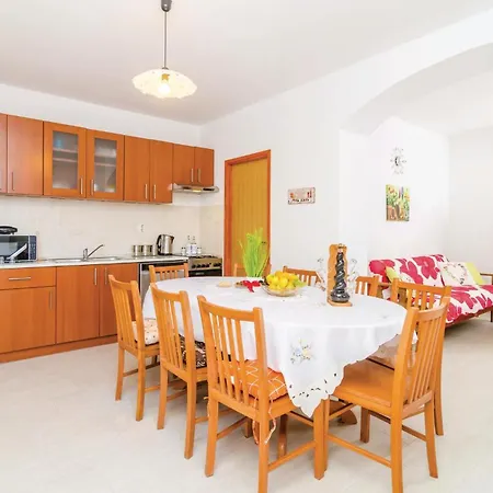 Cozy Home In Sipan With Outdoor Swimming Pool Ferienhaus *