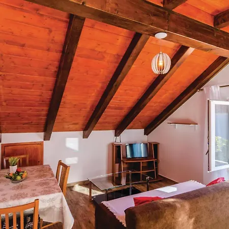 Cozy Home In Sipan With Outdoor Swimming Pool Ferienhaus Sudurad