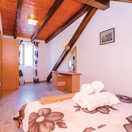 Cozy Home In Sipan With Outdoor Swimming Pool Ferienhaus *