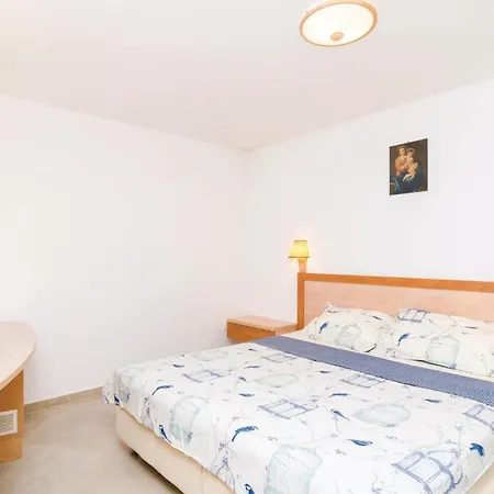 Six-Bedroom Holiday Home In Sipan * Sudurad