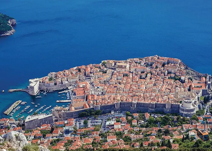 Six-bedroom In Sipan