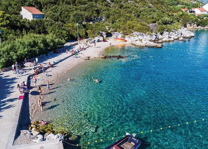 Six-bedroom In Sipan 수두라드