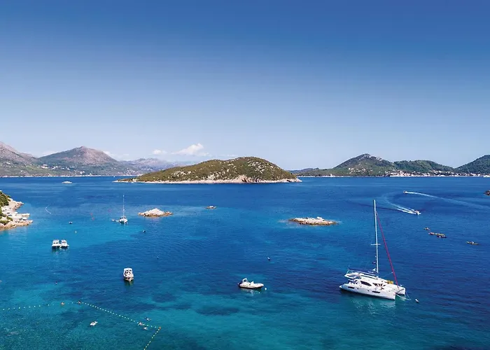 Six-bedroom In Sipan 펜션 *