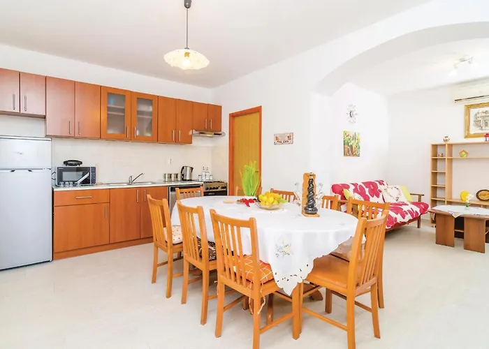 Six-bedroom In Sipan 펜션 *