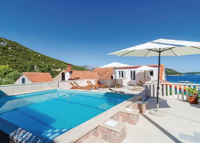 Six-bedroom In Sipan 수두라드