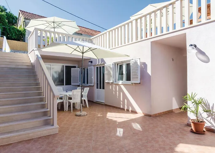 Six-bedroom In Sipan * 수두라드