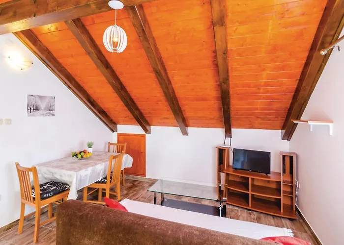 Six-bedroom In Sipan 펜션 수두라드