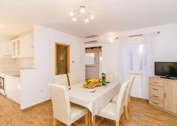 Six-bedroom In Sipan 펜션 수두라드