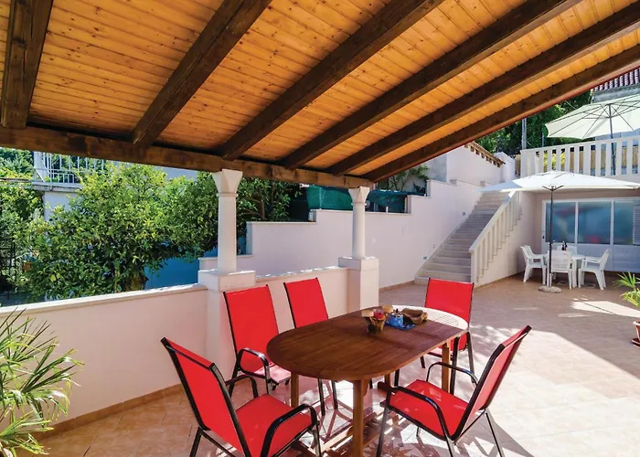 펜션 Six-bedroom In Sipan