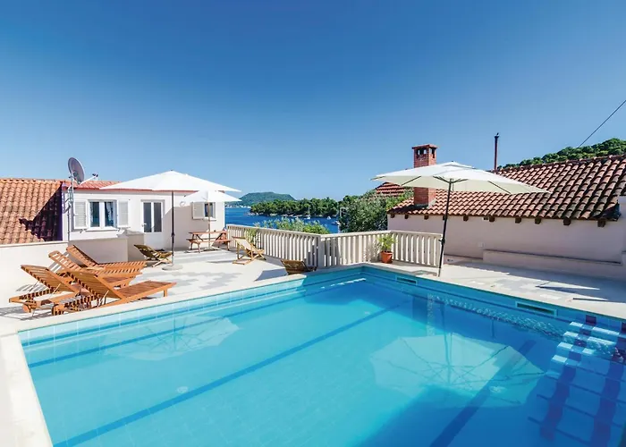 Six-bedroom In Sipan 수두라드