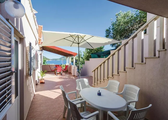 Six-bedroom In Sipan 펜션 *