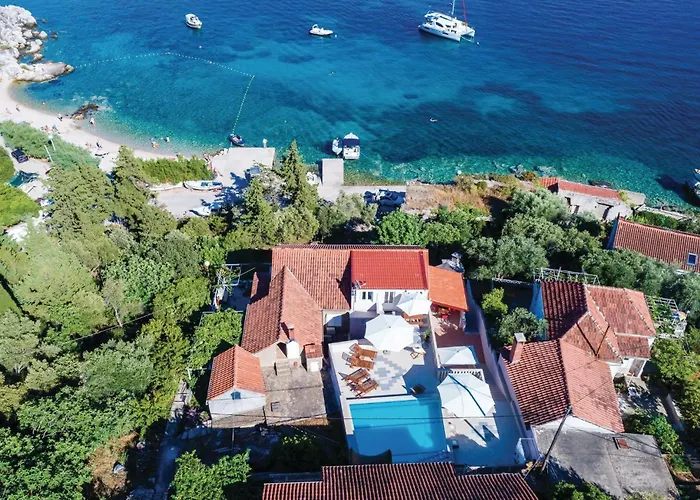 Six-bedroom In Sipan 펜션 *