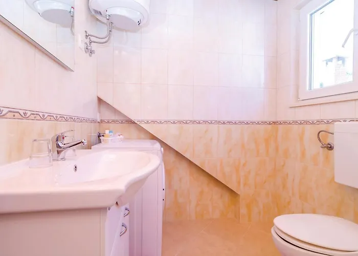 Six-bedroom In Sipan * 수두라드