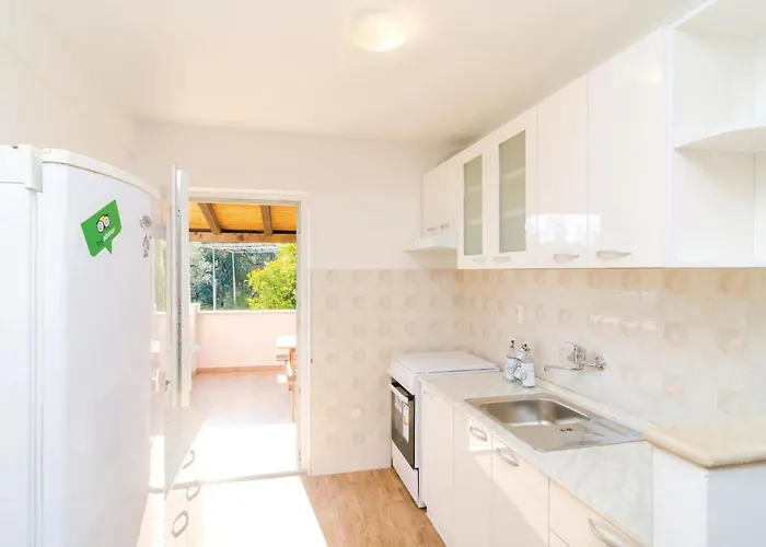 Six-bedroom In Sipan * 수두라드