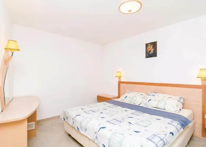 Six-bedroom In Sipan * 수두라드